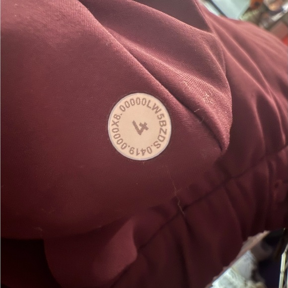 Lululemon On The Fly Jogger Woven Color: Cassis Size: 4 - Picture 5 of 5